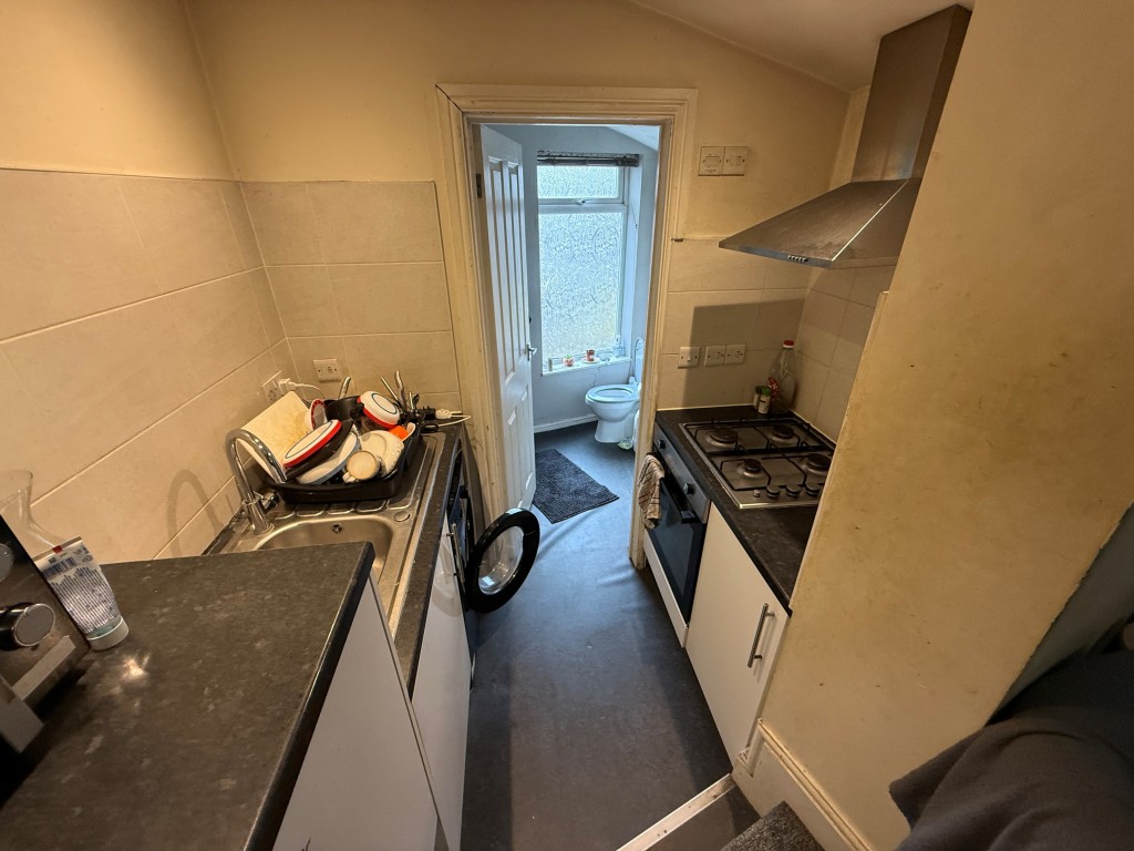 Lot: 121 - PAIR OF FLATS WITH PART VACANT POSSESSION - Kitchen area
